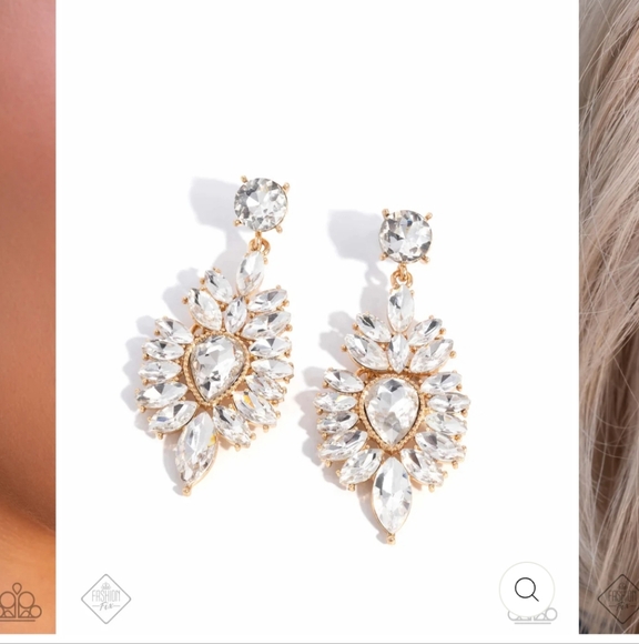 Darling Direction Gold Earrings 💛 ✨️  Gorgeousness - Picture 2 of 3